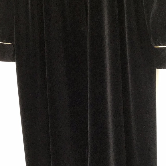 Vintage Black Velvet Robe - Picture 8 of 9